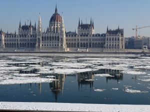 Milyen budapesti látványosság áll "a világ legnépszerűbb látnivalói" listájának 10. helyén?