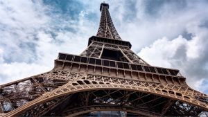Visszafestenék az eredeti színére az Eiffel-tornyot?
